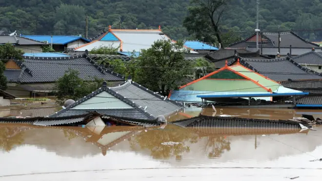 전북지역에 호우경보가 발령된 8일 전북 순창군 유등면 외이마을 주택들이 침수돼 있다