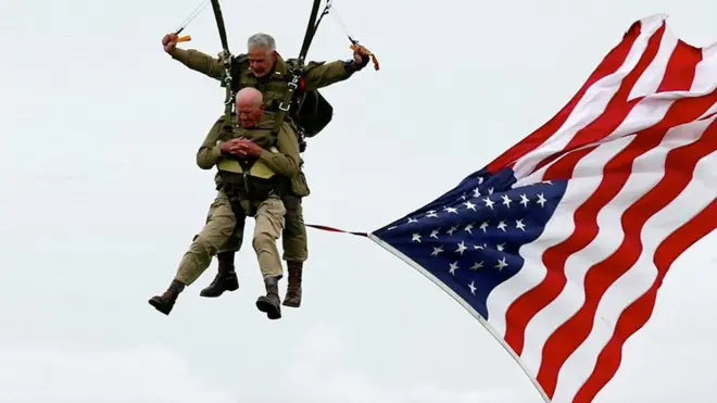 Ветеран Том Райс прыгнул с парашютом в 97 лет.
