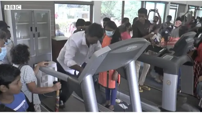 ''අපෝ දැක්කා...දැක්කා. ලොක්කා ගත්ත සැප හොඳටම දැක්කා.''