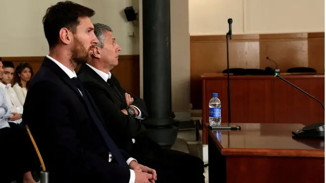 Messi junto a su padre en una audiencia celebrada el 2 de junio.