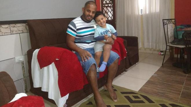 Edson Pereira da Silva com o filho de 3 anos