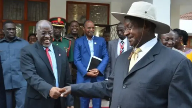 Rais Museveni wa Uganda na Rais Magufuli walisaini mkataba wakuanza mradi wa bomba la mafuta ghafi mwezi Mei 2017