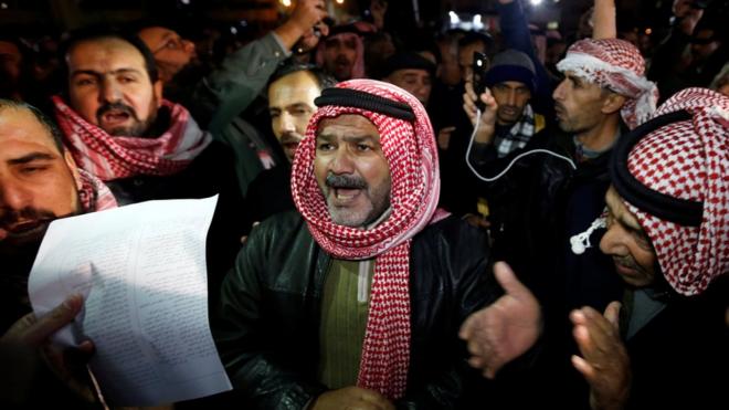 المحتجون الأردنيون ضد الغلاء سمو حراكهم بال"شماغات الحمر"