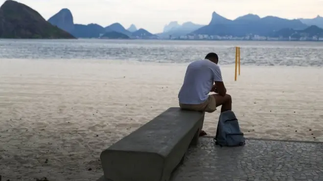 Homem na deserta praiagames sportingbetIcaraí,games sportingbetNiterói, durante pandemiagames sportingbetcoronavírus; parcela da população brasileira no desemprego ou informalidade é preocupação agravada com crise na saúde