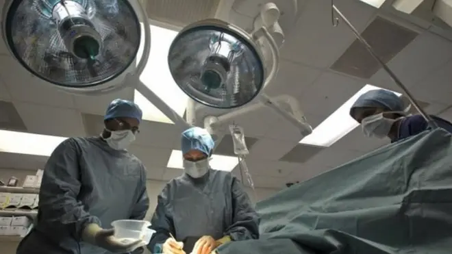 إصلاح تشوهات عمودين فقريين لجنين في رحم أمهما