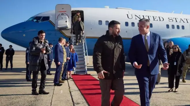 Volodymyr Zelensky tiba di Washington dengan menumpang pesawat US Air Force.