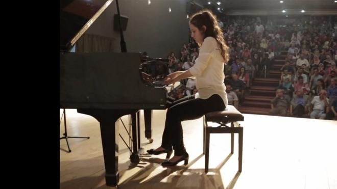 كان غراند بيانو الوحيد من نوعه في غزة التي دمرتها الحرب غير قابل للتشغيل، حتى أعيد ترميمه من خلال بعثة فرنسية خاصة، في خطوة تمهد السبيل لتكوين فرقة موسيقية نادرة..