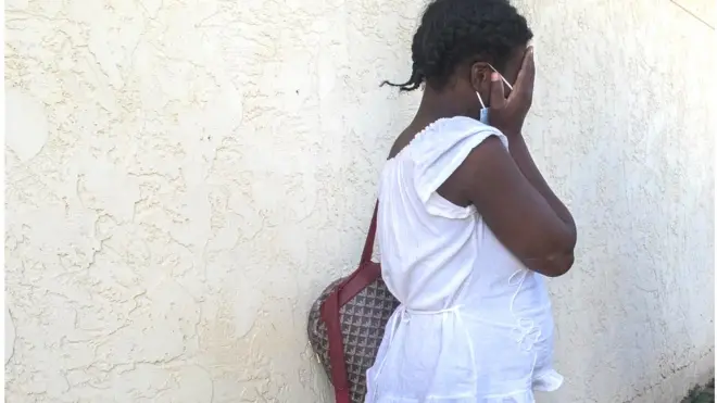 ෆෆානි බියෙන් අයිමි - මාස දෙකක පමණ කාලයක් පාගමනින් ම ඒමට ඇයට සිදු විය