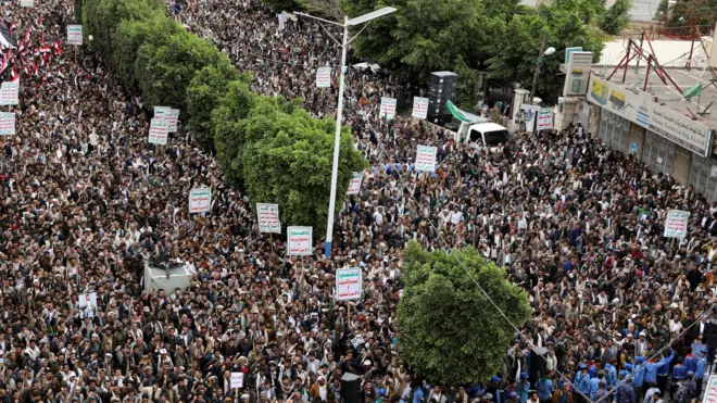 أشخاص يتظاهرون في أحد شوارع اليمن