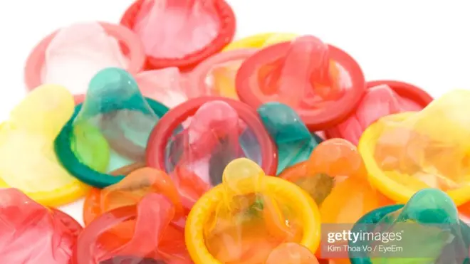 Abajejwe kukwiragiza udukingirizo badushira ahantu abapfungwa bashobora kudushikira vyoroshe, nko hafi y'utuzu twa surwumwe