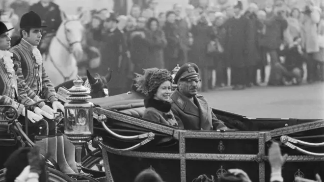 ظاہر شاہ ملکہ برطانیہ کے ساتھ 1971 میں