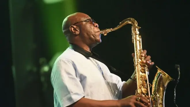 Основатель афро-джаза французский саксофонист камерунского происхождения Ману Дибанго стал первым известным человеком из мира искусства, скончавшимся от коронавируса