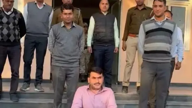 पुलिसकर्मियों के साथ पेपर लीक का अभियुक्त जगदीश विश्नोई