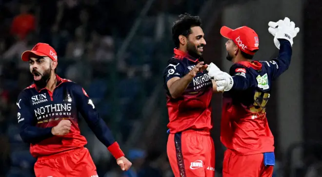 'டெஸ்ட் மேட்ச் போன்ற பௌலிங்' - டி20 ஆட்டத்தை 4 ஓவர்களிலேயே ஆர்சிபி முடித்தது எப்படி?