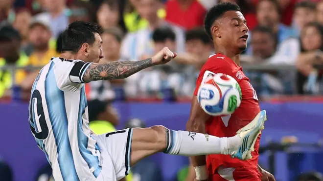 Lionel Messi, de Argentina, en acción con Dan Ndoye, de Suiza.