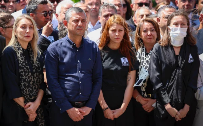 Özgür Özel ve Dilek İmamoğlu Manisa'daki cenaze töreninde yan yana duruyor. İkisi de çok üzgün