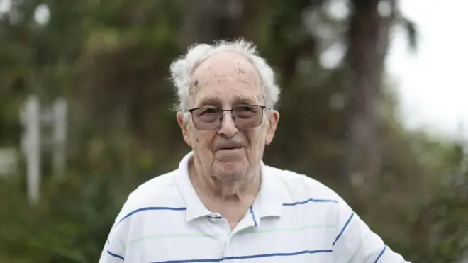 98歲的鮑勃一直在尋找吉米的遺骸