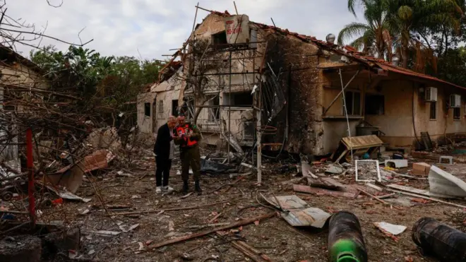 خسارات به جا مانده در بیتاح تکفا در اسرائيل بر اثر حملات راکتی حزب‌الله لبنان