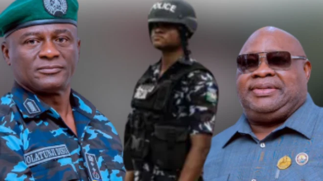 Ọga ọlọpaa Tunji Disu wọ aṣọ 
ọlọpaa pẹlu fila, Gomina Ademola Adeleke wọ aṣọ olomi buluu pẹlu awo loju rẹ