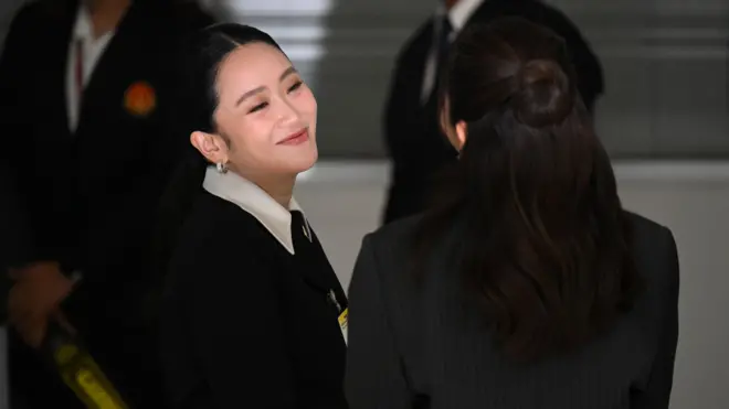 อุ๊งอิ๊ง-แพทองธาร ส่งยิ้มให้พี่สาว เอม-พินทองทา ก่อนขึ้นเบิกความต่อศาลรัฐธรรมนูญเมื่อ 21 ส.ค.