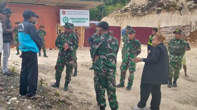 Marina Rumawak (kanan) saat berada di tanah yang rencananya akan dijadikan markas Yonif TP 858 di Biak.