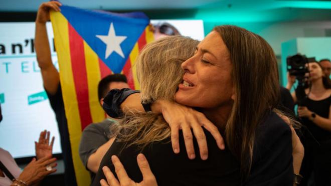 La candidata independentista Miriam Nogueras celebró el resultado de las elecciones como una victoria pese a haber perdido un diputado. Su partido, Junts, obtuvo 7 y esto les puede dar la llave del próximo gobierno de España.