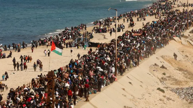 فلسطينيون يعودون إلى ديارهم في شمال قطاع غزة، بعد وقف إطلاق النار في 27 يناير/كانون الثاني 2025