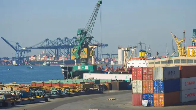 بندر کراچی پاکستان، شماری از کشتی‌ها و شمارز یادی از کانینرها در تصویر دیده می‌شوند