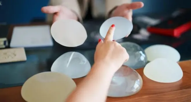 Katarina Krupika oo 32 jir ah una dhalatay dalka Ukrain ayaa dad badan ka yaabisay kadib markii ay baraha bulshada ku shaacisay inay iska saartay cinjirka naasaha lagu qurxiyo.