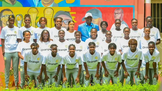 Le président de la Fédération Sénégalaise de Football, Me Augustin Senghor, a rendu visite à l’équipe nationale féminine du Sénégal. En partance pour Alger, les Lionnes y disputeront un match amical de préparation contre l’équipe nationale d’Algérie avant leur départ pour la Coupe d’Afrique des Nations Féminine 2024 au Maroc