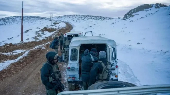 شماری از نیروهای اسرائیلی با خودروهایشان که مواضعی را در کوه حرمون یا جبل‌الشیخ گرفته‌اند