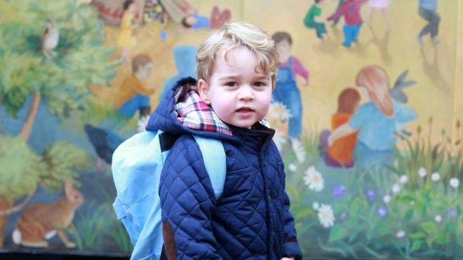 乔治王子第一天去幼儿园的照片由凯特王妃拍摄