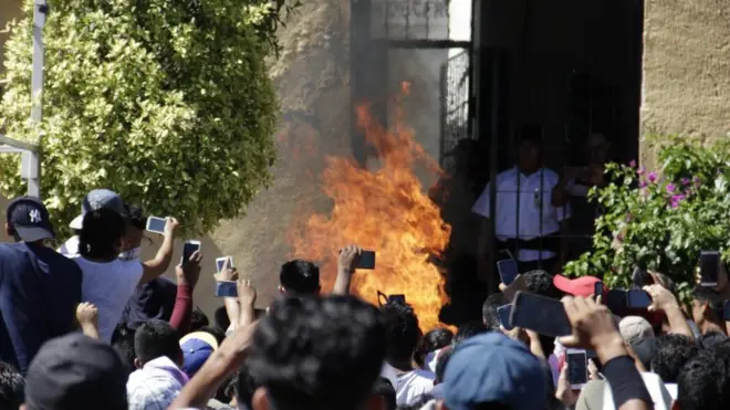 Yeroo Rikaardoofi Albeertoon ibiddaan gubamanii du'an namoonni ammoo mobaayila isaaniitiin waraabbachaa jiru