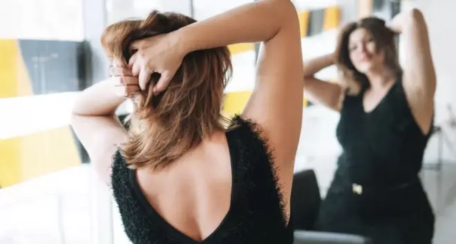 Kadın aynada kendine bakıyor