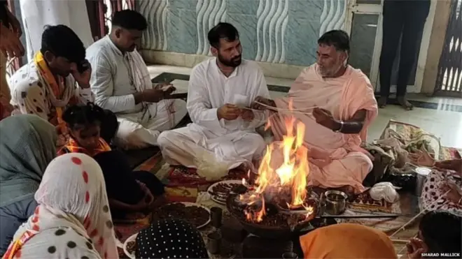 పూజలు, హోమం నిర్వహిస్తున్న మహంత్ జస్వీర్ మహరాజ్