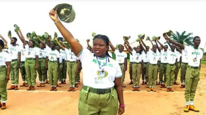 Awon agunbanirọ lọkunrin ati lobinrin wa lori ila, wọn wọṣọ eto naa, wọn na fila wọn soke gẹgẹ bii aṣẹ 