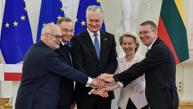 آندژی دودا رئیس‌جمهور لهستان، گیتاناس نائوسدا رئیس‌جمهور لیتوانی، اورسولا فن در لاین رئیس کمیسیون اروپا، آلار کاریس رئیس‌جمهور استونی، و ادگار رینکویچ رئیس‌جمهور لتونی که دست‌های خود را روی هم گذاشته‌اند.