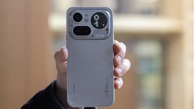 Una mano sostiene un teléfono inteligente.