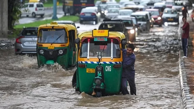 Bajai di tengah banjir di Delhi