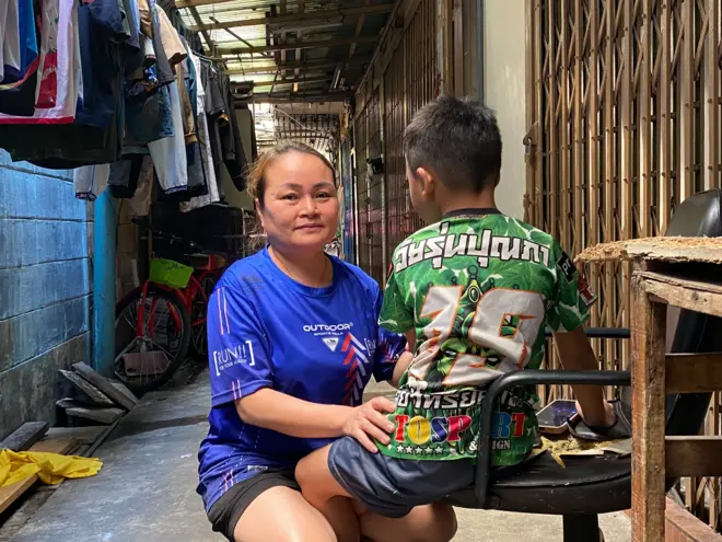  ลัดดา ลังสุวรรณ ผู้อาศัยในชุมชนวัดดวงแข กับลูกชายวัย 6 ขวบ