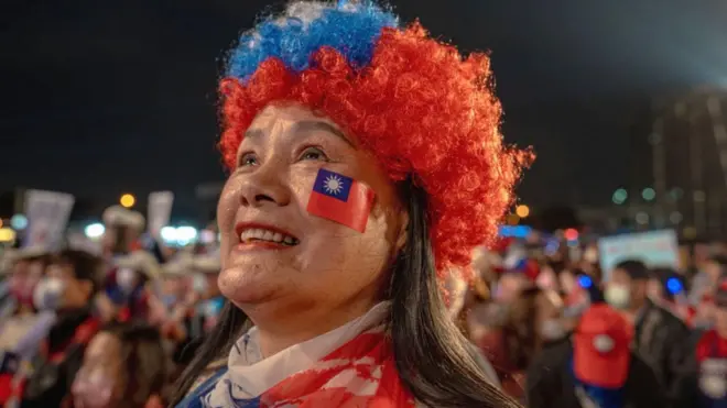 Una mujer en un acto de campaña.