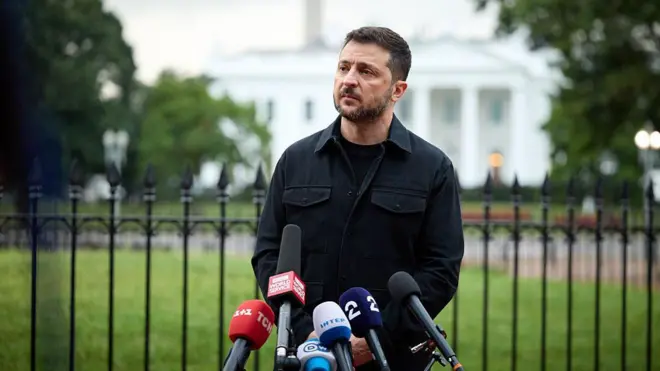 Зеленський на тлі Білого дому перед мікрофонами