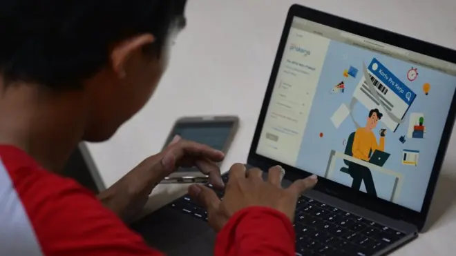 Warga mencari informasi tentang pendaftaran program Kartu Prakerja gelombang kedua di Jakarta, (20/4).