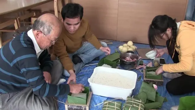 Người Việt gói bánh chưng ăn Tết ở Nhật Bản