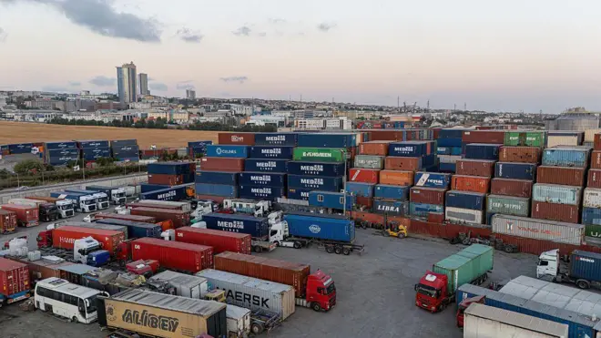 Limanda çok sayıda konteyner yüklü tır var. 