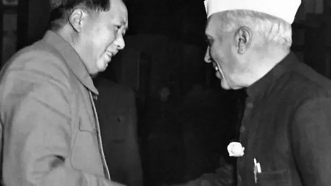 12 अक्तूबर 1954 जब भारतीय प्रधानमंत्री पंडित जवाहर लाल नेहरू चीन के सरकारी दौरे पर गए, चीन के नेता माओ से हाथ मिलाते हुए