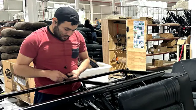 Un trabajador mexicano en la fábrica china Man Wah, en Monterrey