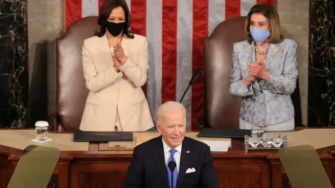 Pela primeira vez, duas mulheres apareceram atrás do presidente no discurso ao Congresso — a vice-presidente Kamala Harris (à esq.) e a presidente da Câmara, Nancy Pelosi, com Joe Biden à frente