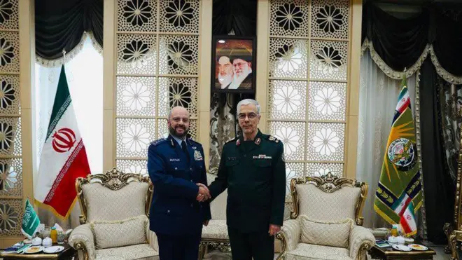 رئيس هيئة الأركان السعودي (يساراً) مع رئيس هيئة الأركان العامة للقوات المسلحة الإيراني (يميناً)