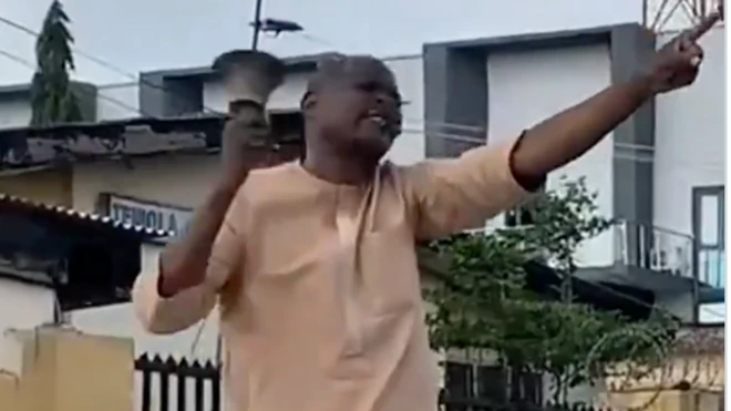 Ọkunrin to gbe agogo dani, naka si ọọkan